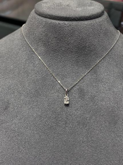 0.08 Karat Pırlanta Baget Kolye